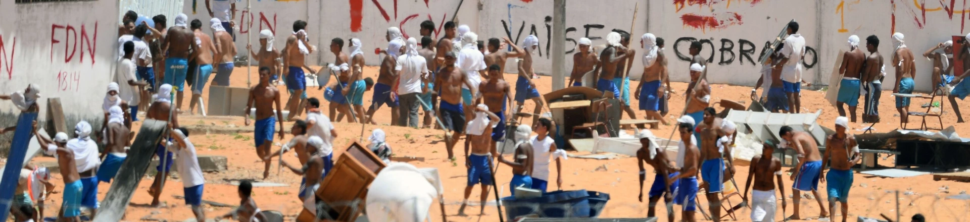 Policiais do Batalhão de Choque invadem a Penitenciária Estadual de Alcaçuz, no Rio Grande do Norte Policiais do Batalhão de Choque invadem a Penitenciária Estadual de Alcaçuz, no Rio Grande do Norte