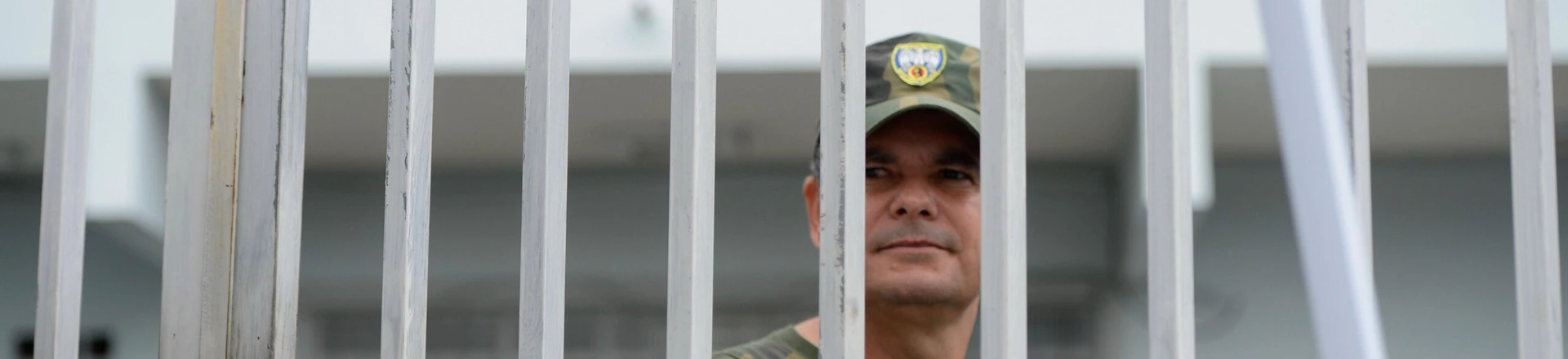 Vitória (ES) - Mulheres e familiares de policiais continuam acampadas na porta dos Batalhões da Polícia Militar de Vitória.  (Tânia Rêgo/Agência Brasil) Vitória (ES) - Mulheres e familiares de policiais continuam acampadas na porta dos Batalhões da Polícia Militar de Vitória.  (Tânia Rêgo/Agência Brasil)