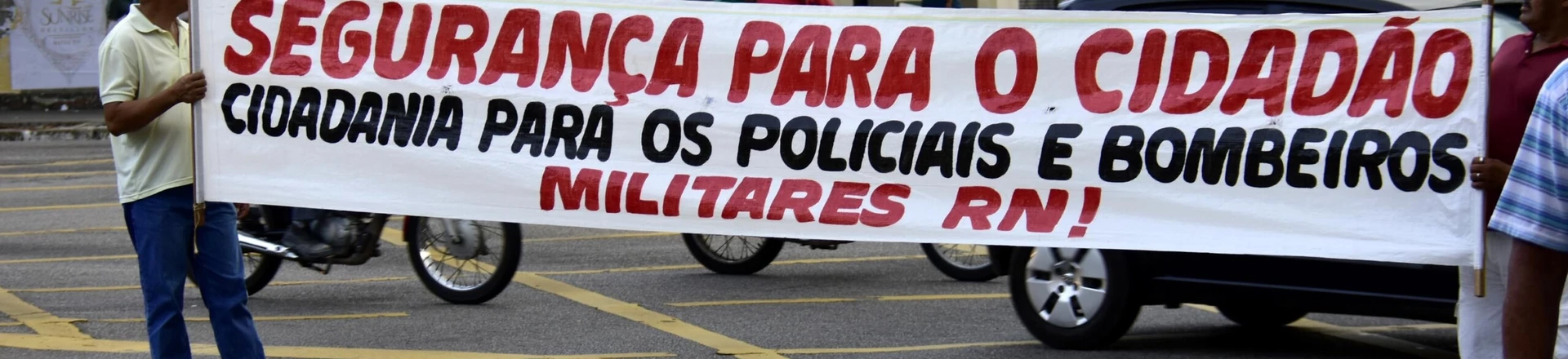 NATAL, RN, 22.12.2017:  PROTESTO-RN - Esposas e parentes de policiais protestam em Natal (RN), nesta sexta-feira (22), exigindo salários em dia e dignidade aos profissionais da área. (Foto: Pedro Vitorino Junior/Photo Press/Folhapress)