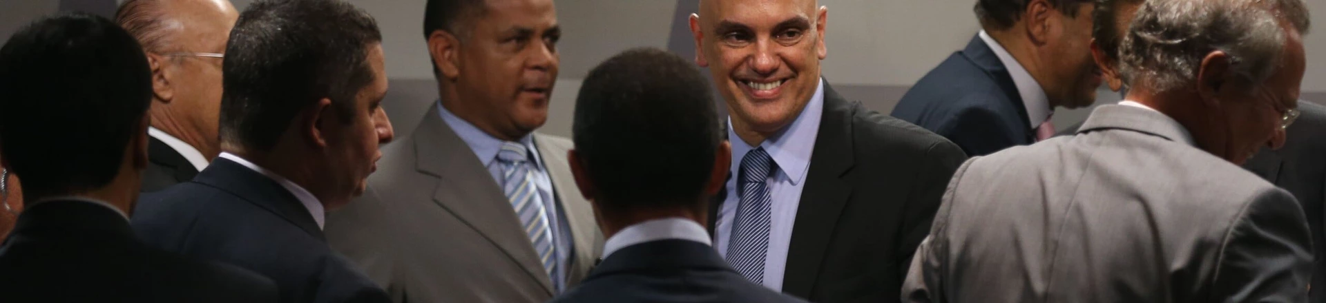 Brasília - Parlamentares cumprimentam Alexandre de Moraes durante sabatina na Comissão de Constituição, Justiça e Cidadania do Senado (Fábio Rodrigues Pozzebom/Agência Brasil) Brasília - Parlamentares cumprimentam Alexandre de Moraes durante sabatina na Comissão de Constituição, Justiça e Cidadania do Senado (Fábio Rodrigues Pozzebom/Agência Brasil)