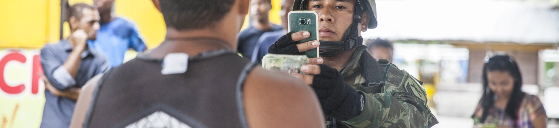 RIO DE JANEIRO - RJ - 23.02.2018 - Militares registram dados de moradores da Vila Kennedy, zona oeste do Rio. (Foto: Danilo Verpa/Folhapress) RIO DE JANEIRO - RJ - 23.02.2018 - Militares registram dados de moradores da Vila Kennedy, zona oeste do Rio. (Foto: Danilo Verpa/Folhapress)