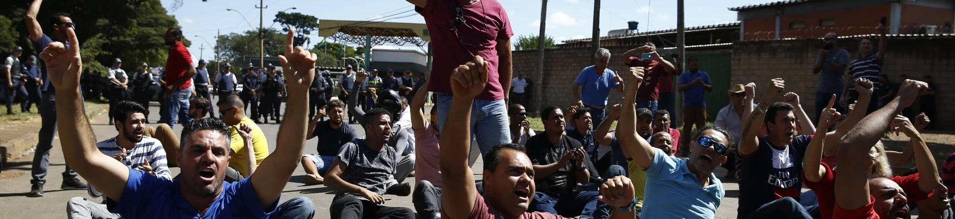 Motoboys e motoristas da Uber fazem protesto em frente à distribuidora de combustíveis no SIA (setor de indústria e abastecimento), em Brasília, DF. Motoboys e motoristas da Uber fazem protesto em frente à distribuidora de combustíveis no SIA (setor de indústria e abastecimento), em Brasília, DF.