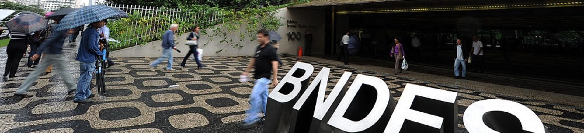 The main entrance to the state-owned Brazilian Development Bank (BNDES) in Rio de Janeiro, Brazil, on July 4, 2011. The BNDES will support the fusion of Carrefour and CBD-Pao de Acucar in Brazil only if all sides involved, included Casino, agree to do it in a "friendly" and "without litigation" way. French supermarket giants Carrefour and Casino traded further blows Monday over their operations in Brazil, a key market where both are claiming a tie-up with the same company. AFP PHOTO/VANDERLEI ALMEIDA (Photo credit should read VANDERLEI ALMEIDA/AFP/Getty Images)