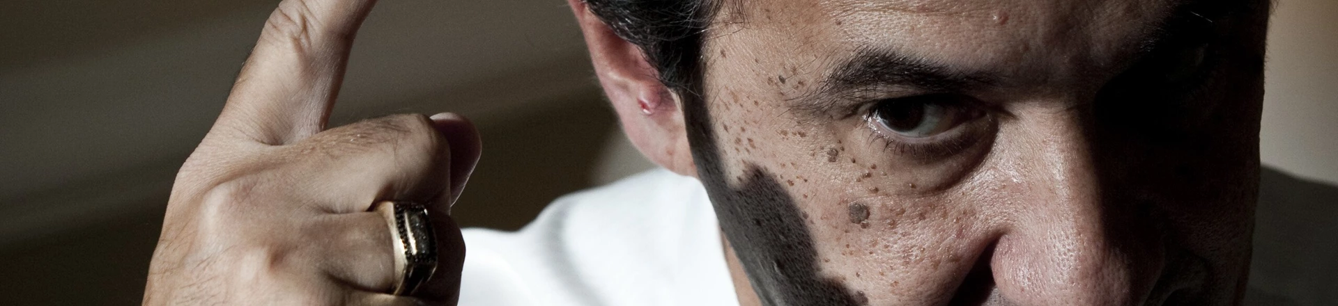 Retrato durante entrevista com o pastor Silas Malafaia, que tem se envolvido em polêmicas como a questão do casamento gay e a liberação da Marcha da Maconha. Retrato durante entrevista com o pastor Silas Malafaia, que tem se envolvido em polêmicas como a questão do casamento gay e a liberação da Marcha da Maconha.