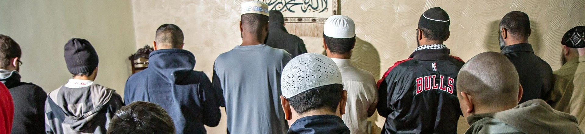 Muçulmanos rezam na inauguração da Mesquita Summayah Bint Khayyat, em Embu das Artes, em julho de 2016. Muçulmanos rezam na inauguração da Mesquita Summayah Bint Khayyat, em Embu das Artes, em julho de 2016.