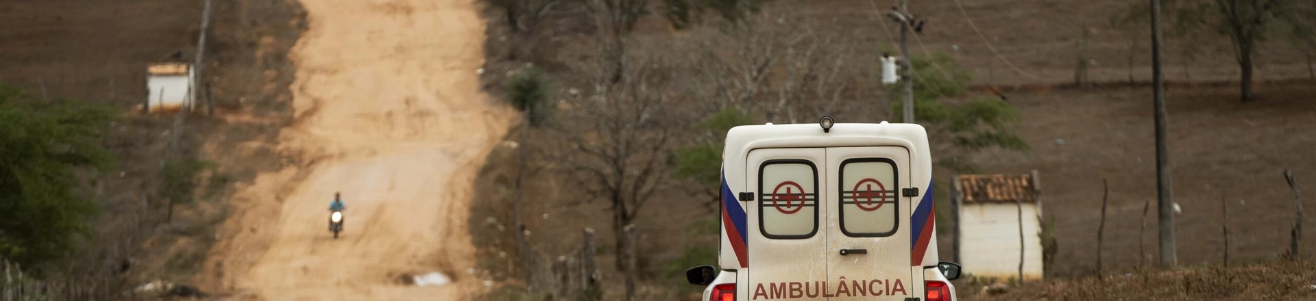 Após a saída dos médicos cubanos, do programa Mais Médicos o município de Sítio do Quinto, no sertão baiano, está aguardando a chegada dos novos médicos na cidade. Enquanto isso, a população está sendo atendida por enfermeiros e os casos mais graves são encaminhados de ambulância para cidades com mais recursos. Após a saída dos médicos cubanos, do programa Mais Médicos o município de Sítio do Quinto, no sertão baiano, está aguardando a chegada dos novos médicos na cidade. Enquanto isso, a população está sendo atendida por enfermeiros e os casos mais graves são encaminhados de ambulância para cidades com mais recursos.