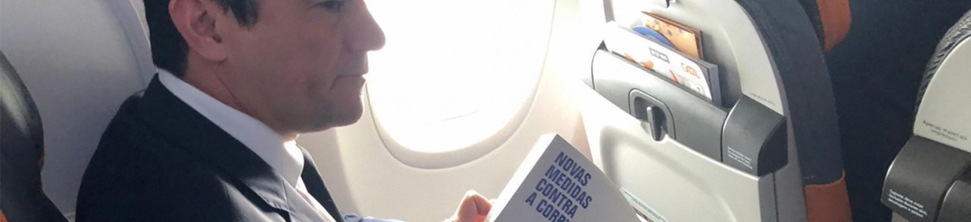 O juiz federal Sergio Moro em voo para o Rio de Janeiro, onde se reuniu com o presidente eleito Jair Bolsonaro (PSL), no dia 1º de novembro. O juiz federal Sergio Moro em voo para o Rio de Janeiro, onde se reuniu com o presidente eleito Jair Bolsonaro (PSL), no dia 1º de novembro.
