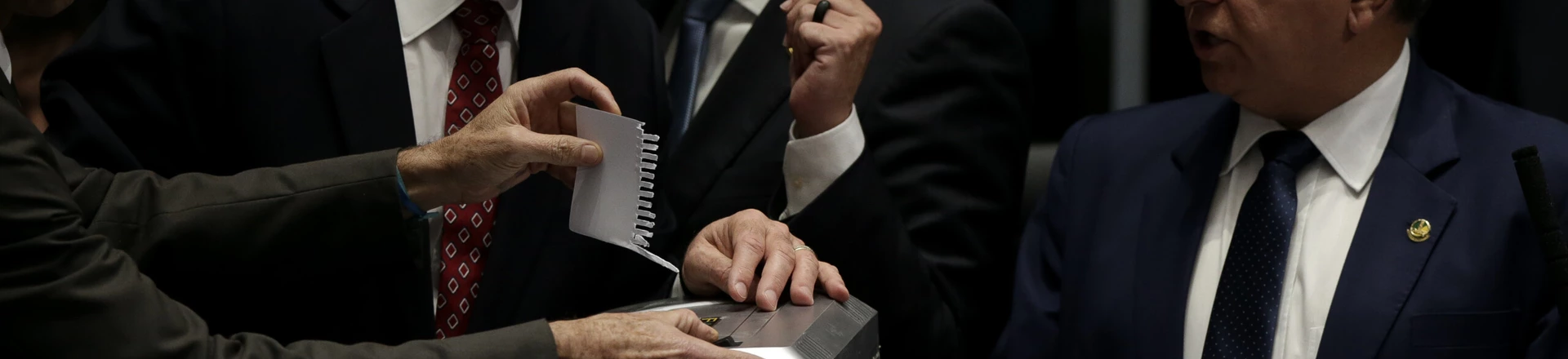 Senadores colocam cédulas de votação no triturador de papel após suspeita de fraude no processo de votação. Senadores colocam cédulas de votação no triturador de papel após suspeita de fraude no processo de votação.