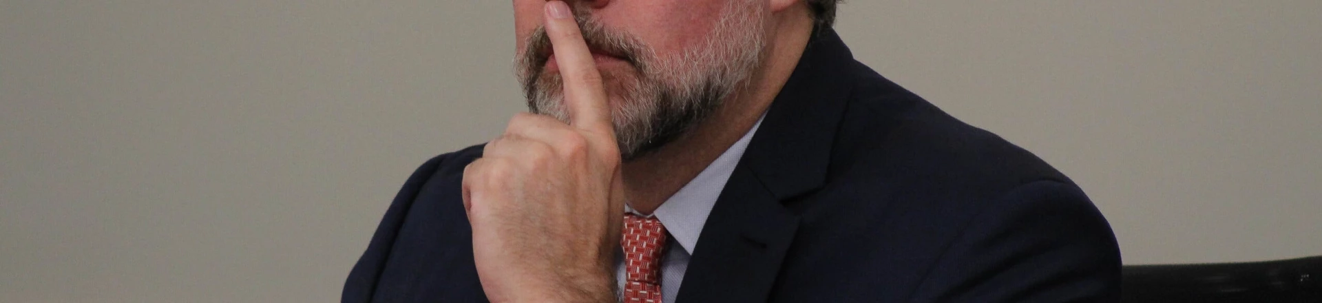 Por meio do colega Alexandre de Moraes, o presidente do STF, Dias Toffoli, impôs o silêncio à revista Crusoé. Por meio do colega Alexandre de Moraes, o presidente do STF, Dias Toffoli, impôs o silêncio à revista Crusoé.