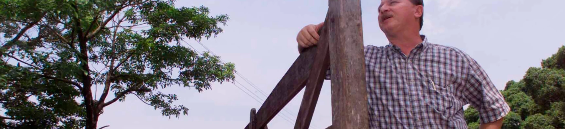 Nabhan Garcia em sua fazenda, defendida por um grupo capaz de operar até mesmo fuzis AR-15. Nabhan Garcia em sua fazenda, defendida por um grupo capaz de operar até mesmo fuzis AR-15.