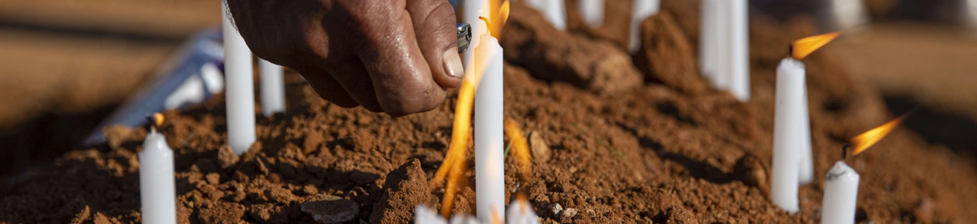 Josivaldo de Jesus Silva, 35, acende velas durante enterro de seu irmão Josivan de Jesus Silva, 31, morto em rebelião na penitenciária de Altamira, no sudoeste do Pará. Josivaldo de Jesus Silva, 35, acende velas durante enterro de seu irmão Josivan de Jesus Silva, 31, morto em rebelião na penitenciária de Altamira, no sudoeste do Pará.