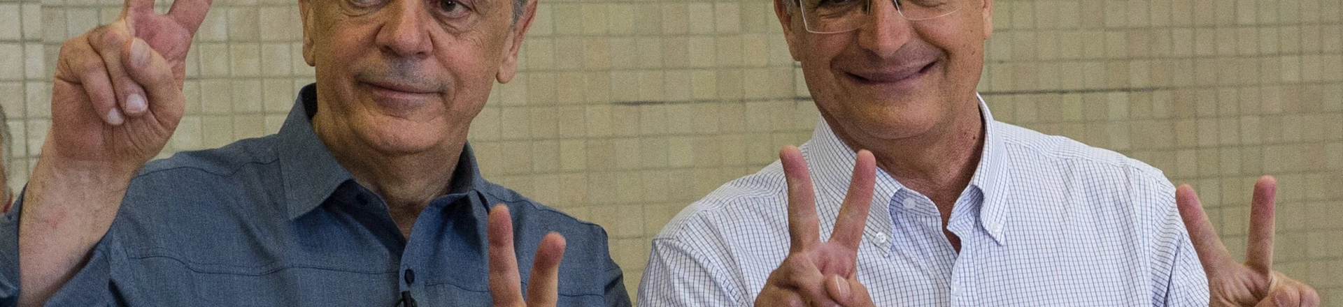 Sao Paulo state governor Geraldo Alckmin(R) poses with the mayoral candidate of the Brazilian Social Democracy Party (PSDB), Jose Serra (L), after casting his vote in Sao Paulo, Brazil on October 07, 2012. Brazilians trooped to the polls early Sunday to vote in nationwide municipal elections seen as a key test of the ruling Workers Party's popularity ahead of the 2014 presidential elections. AFP PHOTO/YASUYOSHI CHIBA        (Photo credit should read YASUYOSHI CHIBA/AFP/GettyImages) Sao Paulo state governor Geraldo Alckmin(R) poses with the mayoral candidate of the Brazilian Social Democracy Party (PSDB), Jose Serra (L), after casting his vote in Sao Paulo, Brazil on October 07, 2012. Brazilians trooped to the polls early Sunday to vote in nationwide municipal elections seen as a key test of the ruling Workers Party's popularity ahead of the 2014 presidential elections. AFP PHOTO/YASUYOSHI CHIBA        (Photo credit should read YASUYOSHI CHIBA/AFP/GettyImages)