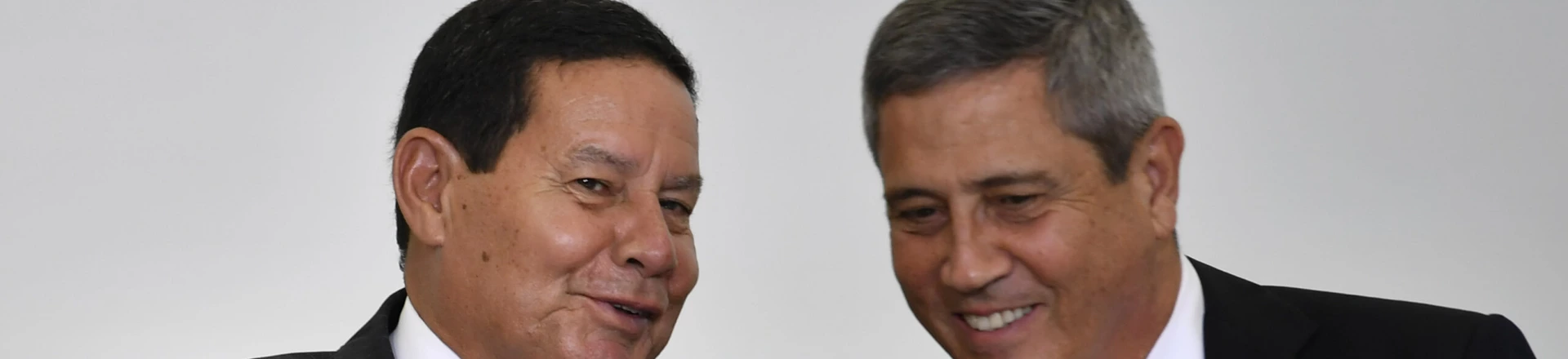 BRASÍLIA, DF, 03.03.2020: JAIR-BOLSONARO-DF: O presidente Jair Bolsonaro acompanhado da primeira-dama, Michelle, do vice-presidente Hamilton Mourão, dos ministros Damares Alves (Direitos Humanos) e general Braga Netto (Casa Civil) e do governador do Pará, Helder Barbalho, durante solenidade de lançamento do Programa Abrace o Marajó, no Palácio do Planalto, em Brasília, nesta terça-feira (3). (Foto: Mateus Bonomi/Agif/Folhapress) BRASÍLIA, DF, 03.03.2020: JAIR-BOLSONARO-DF: O presidente Jair Bolsonaro acompanhado da primeira-dama, Michelle, do vice-presidente Hamilton Mourão, dos ministros Damares Alves (Direitos Humanos) e general Braga Netto (Casa Civil) e do governador do Pará, Helder Barbalho, durante solenidade de lançamento do Programa Abrace o Marajó, no Palácio do Planalto, em Brasília, nesta terça-feira (3). (Foto: Mateus Bonomi/Agif/Folhapress)