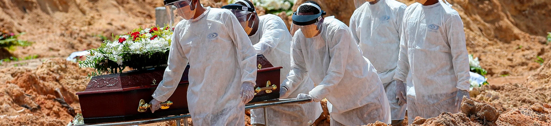 Sepultamento de pessoas que morreram com suspeita de Covid-19, doença causada pelo novo coronavírus, no cemitério Parque das Flores, localizado no bairro de Tejipió, na zona oeste do Recife. Sepultamento de pessoas que morreram com suspeita de Covid-19, doença causada pelo novo coronavírus, no cemitério Parque das Flores, localizado no bairro de Tejipió, na zona oeste do Recife.