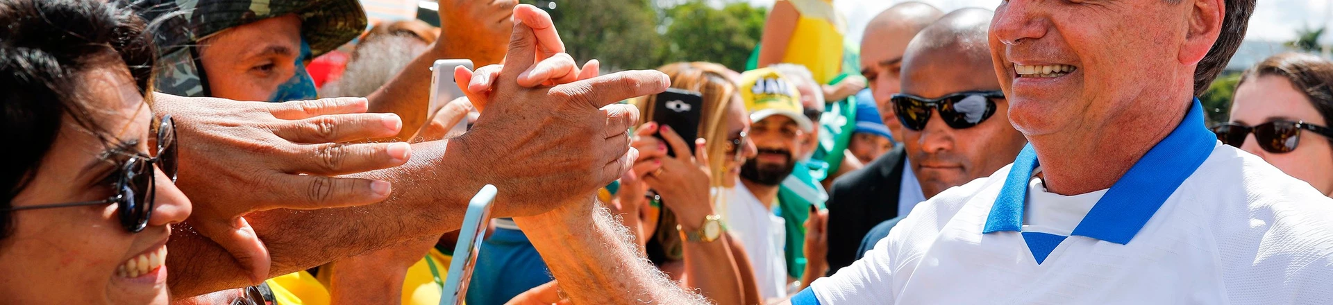 O presidente Jair Bolsonaro cumprimenta os apoiadores que se reuniram em frente ao Palácio do Planalto no domingo, dia 15 de março. O presidente Jair Bolsonaro cumprimenta os apoiadores que se reuniram em frente ao Palácio do Planalto no domingo, dia 15 de março.