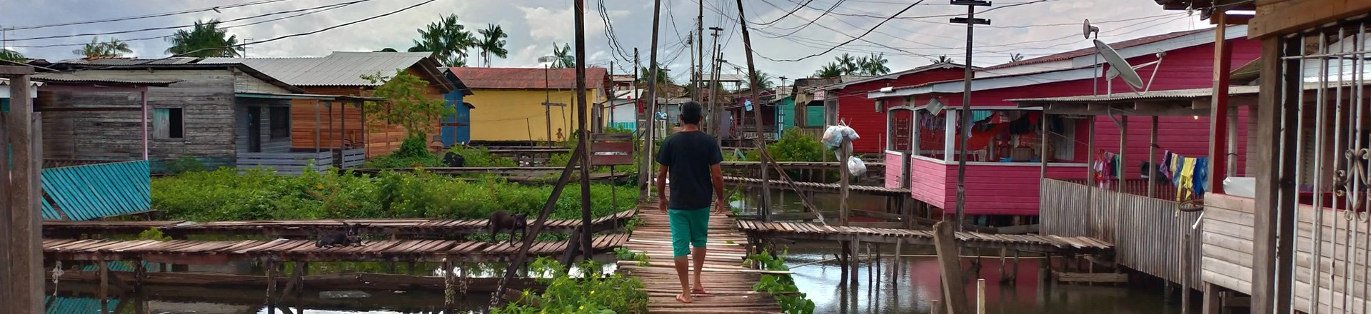MACAPA, AMAPA, 11-11-2020  -  Ponte da rua 10, no bairro de Congós, em Macapá. Em uma única ponte, vivem entre 200 e 300 famílias. Congós tem 24 pontes, chamadas áreas de ressaca, com casas de madeira erguidas sobre a água parada de um lago.  ( Foto: Vinicius Sassine/Folhapress ) MACAPA, AMAPA, 11-11-2020  -  Ponte da rua 10, no bairro de Congós, em Macapá. Em uma única ponte, vivem entre 200 e 300 famílias. Congós tem 24 pontes, chamadas áreas de ressaca, com casas de madeira erguidas sobre a água parada de um lago.  ( Foto: Vinicius Sassine/Folhapress )