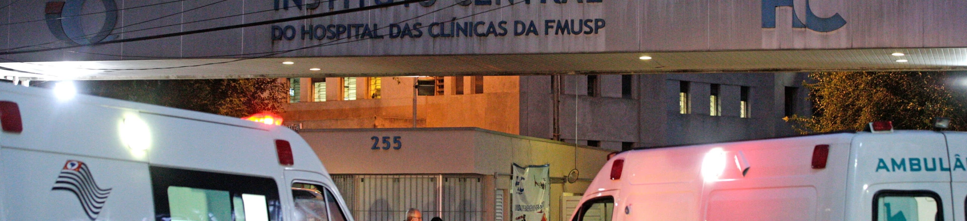SÃO PAULO, SP, 14.04.2020 - Ambulâncias chegam na unidade reservada para pacientes da Covid-19 no Hospital das Clínicas, na zona oeste de São Paulo. (Foto: Mathilde Missioneiro/Folhapress) SÃO PAULO, SP, 14.04.2020 - Ambulâncias chegam na unidade reservada para pacientes da Covid-19 no Hospital das Clínicas, na zona oeste de São Paulo. (Foto: Mathilde Missioneiro/Folhapress)
