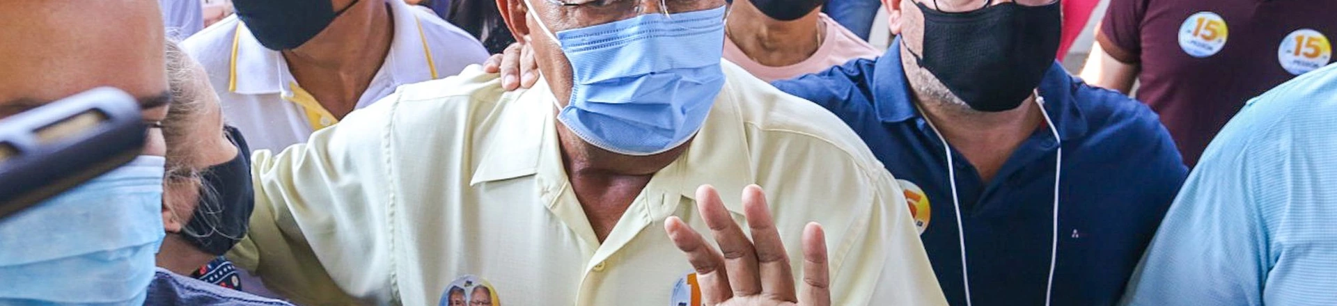 TERESINA, PI, 29.11.2020 - ELEIÇÕES-2020-PI -O candidato a prefeito de Teresina Dr. Pessoa (MDB) vota na Escola Municipal Antilhon Ribeiro Sales, no bairro Lourival Parente, na zona sul de Teresina, neste domingo (29). (Foto: Roberta Aline/Folhapress) TERESINA, PI, 29.11.2020 - ELEIÇÕES-2020-PI -O candidato a prefeito de Teresina Dr. Pessoa (MDB) vota na Escola Municipal Antilhon Ribeiro Sales, no bairro Lourival Parente, na zona sul de Teresina, neste domingo (29). (Foto: Roberta Aline/Folhapress)