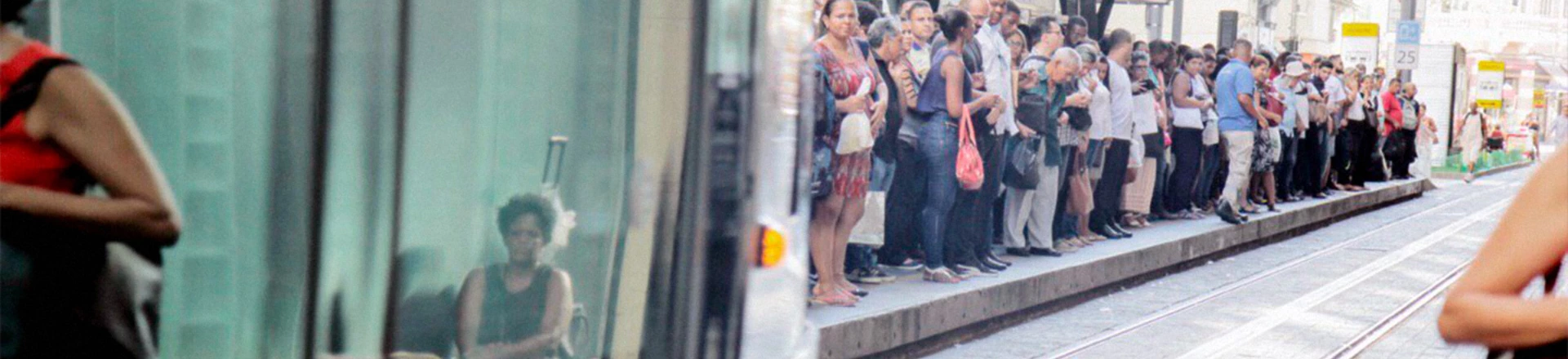 As 3 linhas de VLT mudaram o cenário do Centro do Rio. Embora repleta em alguns horários de pico, o prefeito Marcelo Crivella diz que o modal ainda dá prejuízo aos cofres da cidade.
As 3 linhas de VLT mudaram o cenário do Centro do Rio. Embora repleta em alguns horários de pico, o prefeito Marcelo Crivella diz que o modal ainda dá prejuízo aos cofres da cidade.