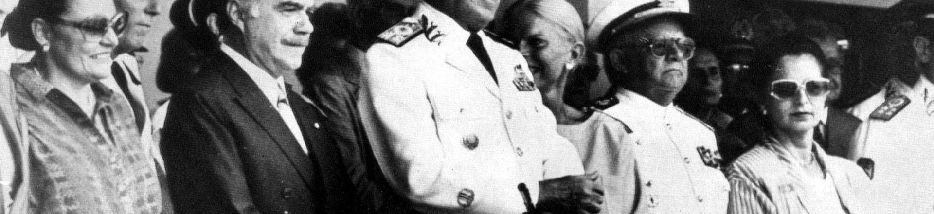 ORG XMIT: 462001_0.tif (Da esq. para à dir.) A primeira-dama Marly Sarney, o presidente José Sarney, o ministro do Exército Leonidas Pires Gonçalves e sua mulher durante cerimônia na Academia Militar das Agulhas Negras - Aman, em Resende (RJ). (Resende (RJ), 06.12.1986. Foto de Adalberto Diniz/Folhapress) ORG XMIT: 462001_0.tif (Da esq. para à dir.) A primeira-dama Marly Sarney, o presidente José Sarney, o ministro do Exército Leonidas Pires Gonçalves e sua mulher durante cerimônia na Academia Militar das Agulhas Negras - Aman, em Resende (RJ). (Resende (RJ), 06.12.1986. Foto de Adalberto Diniz/Folhapress)