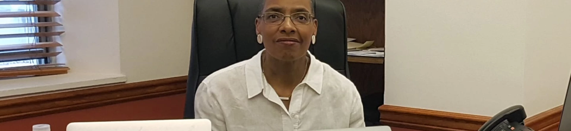 A reverenda Kelly Brown Douglas defende que, embora cada um tenha seus motivos para ir à igreja – ou sair dela –, o fato de muitos religiosos se aliarem a pessoas que defendem ideias claramente opostas às suas crenças e interpretações da Bíblia faz a igreja se afastar do seu papel enquanto instituição. A reverenda Kelly Brown Douglas defende que, embora cada um tenha seus motivos para ir à igreja – ou sair dela –, o fato de muitos religiosos se aliarem a pessoas que defendem ideias claramente opostas às suas crenças e interpretações da Bíblia faz a igreja se afastar do seu papel enquanto instituição.