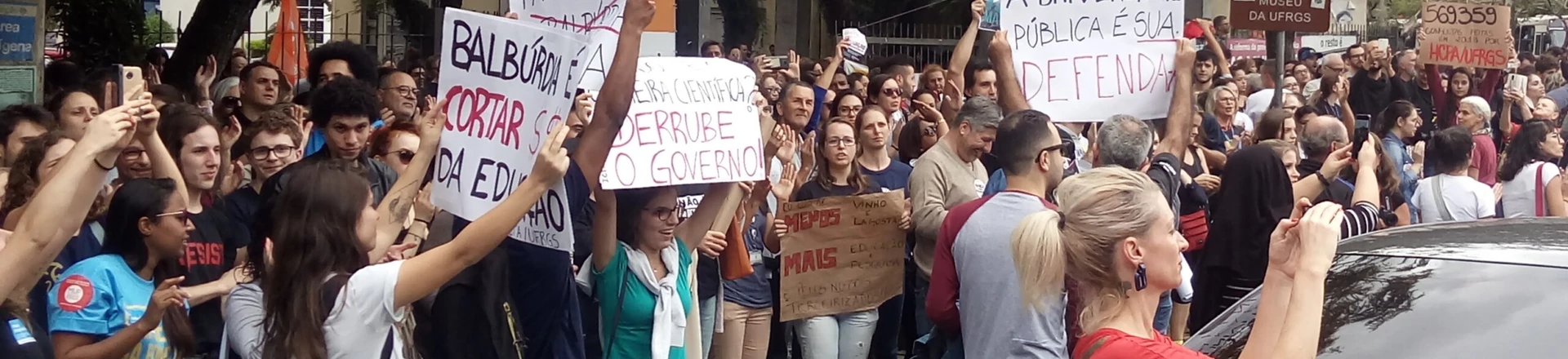 Estudantes protestando contra os cortes de verbas para educação, no dia 15 de maio em frente a Universidade Federal do Rio Grande do Sul, em Porto Alegre.