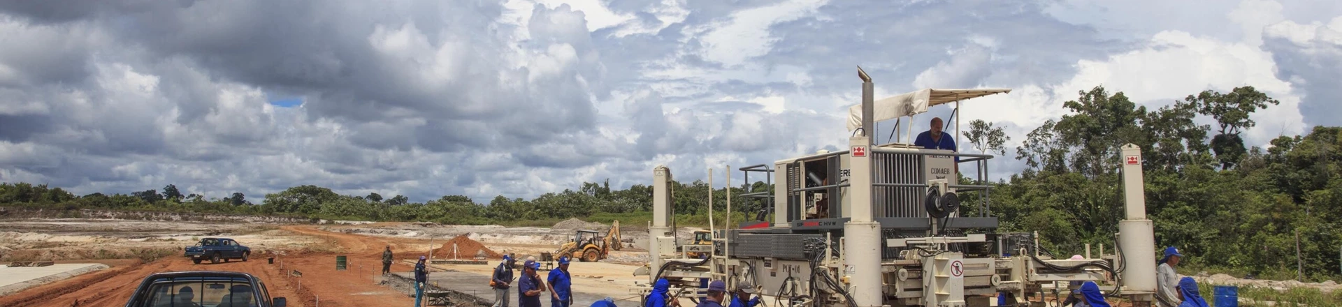A reforma da pista de 2 quilômetros do aeroporto militar de Iauaretê, na fronteira do Brasil com a Colômbia, se arrasta desde 2005. A brita para a obra? Vem de uma mina em terra indígena que nem deveria existir. A reforma da pista de 2 quilômetros do aeroporto militar de Iauaretê, na fronteira do Brasil com a Colômbia, se arrasta desde 2005. A brita para a obra? Vem de uma mina em terra indígena que nem deveria existir.