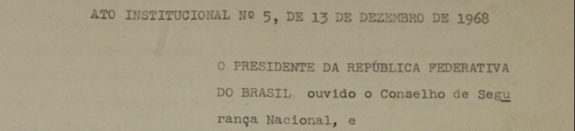 Trecho do Ato Institucional Nº 5 (AI-5), que fez parte da exposição "Registros de uma Guerra Surda", na sede do Arquivo Nacional. Trecho do Ato Institucional Nº 5 (AI-5), que fez parte da exposição "Registros de uma Guerra Surda", na sede do Arquivo Nacional.
