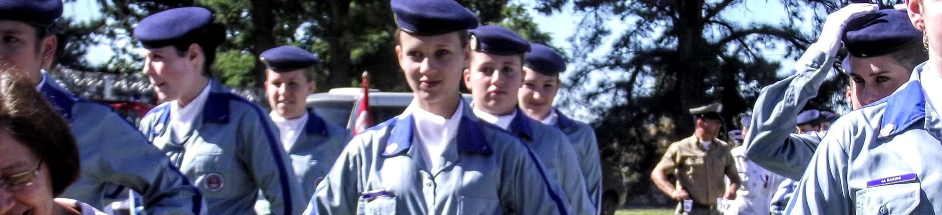 Stéfani (centro) na "formatura de boina" do CTBM-PF, em 2013. Stéfani (centro) na "formatura de boina" do CTBM-PF, em 2013.