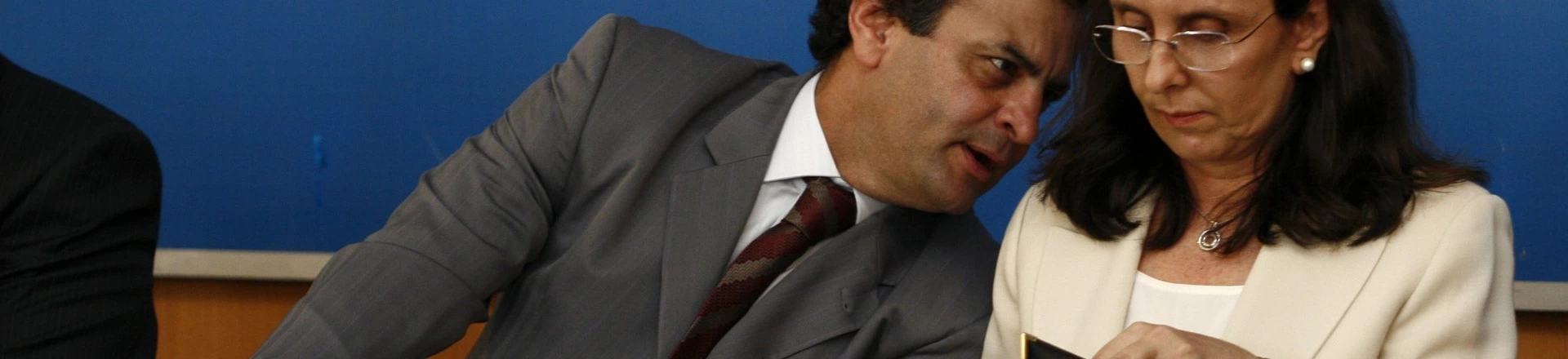 BELO HORIZONTE, MG, BRASIL, 25-06-2009: O governador de Minas Gerais, Aécio Neves, ao lado de sua irmã Andréa Neves, que é presidente do Servas, durante anúncio dos dez artistas selecionados para participar da segunda eição do projeto "Vozes do Morro", no Palácio da Liberdade, em Belo Horizonte (MG). (Foto: Charles Silva Duarte/O Tempo/Folhapress) BELO HORIZONTE, MG, BRASIL, 25-06-2009: O governador de Minas Gerais, Aécio Neves, ao lado de sua irmã Andréa Neves, que é presidente do Servas, durante anúncio dos dez artistas selecionados para participar da segunda eição do projeto "Vozes do Morro", no Palácio da Liberdade, em Belo Horizonte (MG). (Foto: Charles Silva Duarte/O Tempo/Folhapress)