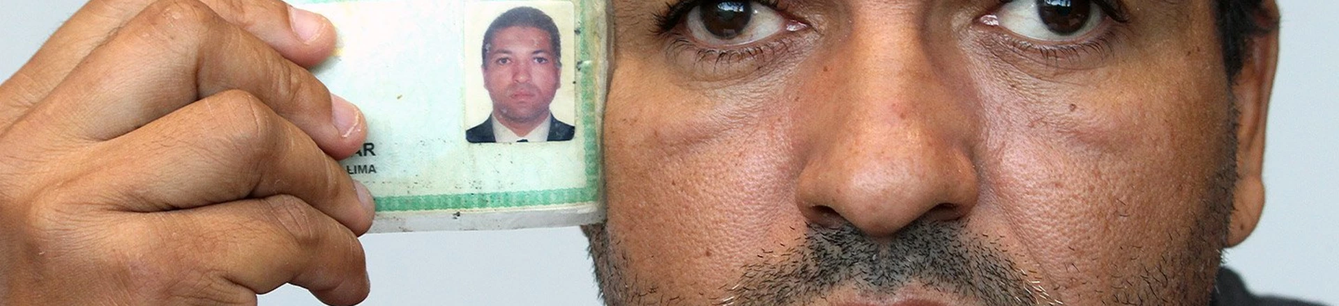 Luiz passou nove meses preso, deixando a cadeia cego do olho direito e com menos de 25% da visão do olho esquerdo. Inocentado da acusação de pedofilia, até hoje não recuperou a guarda da filha. Luiz passou nove meses preso, deixando a cadeia cego do olho direito e com menos de 25% da visão do olho esquerdo. Inocentado da acusação de pedofilia, até hoje não recuperou a guarda da filha.