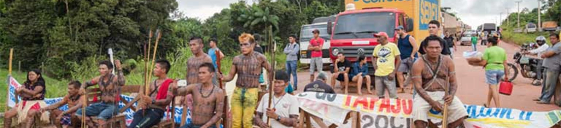 Munduruku interditam a Transamazônica para protestar contra a inépcia do governo brasileiro em demarcar terras indígenas. Munduruku interditam a Transamazônica para protestar contra a inépcia do governo brasileiro em demarcar terras indígenas.