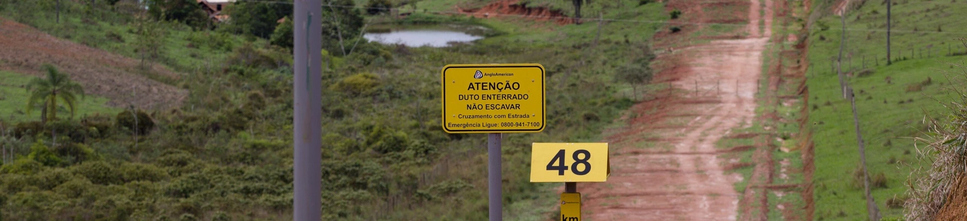 MORRO DO PILAR, MG, BRASIL, 13-11-2014: Dutos da Anglo American do projeto Minas-Rio, cruzam propriedade em Morro do Pilar (MG). Minerodutos das empresas Anglo American (529km), que comeca a funcionar ainda esse ano, e da Manabi (511km), em fase de estudo, com previsão para inicio de funcionamento em 2018, ligam os estados de Minas Gerais ao Rio de Janeiro e de Minas Gerais ao Espirito Santo, por meio de tubos que transpotarão o minerio de ferro extraído da região da Serra da Ferrugem, aproximadamente 150km de Belo Horizonte. Sendo os maiores do mundo, estes minerodutos estão causando diversos problemas na região por terem suas licencas ambientais sob suspeita e causarem diversos danos ambientais nas regiões por onde passam. (Foto: Fabio Braga/Folhapress, MERCADO)