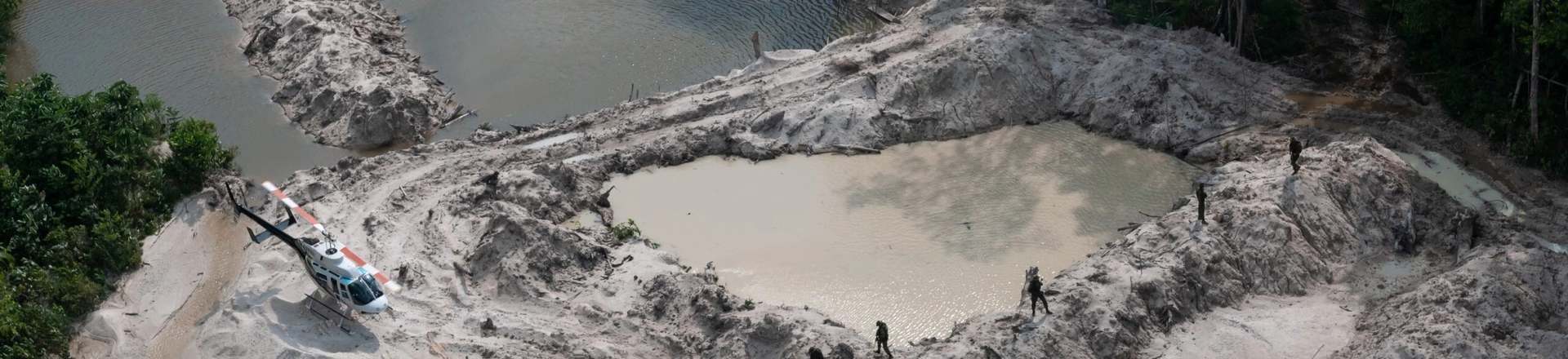 Grupo Especializado de Fiscalização do Ibama desativa garimpos ilegais nos parques nacionais do Jamanxim e do Rio Novo, no Pará, áreas de proteção integral.