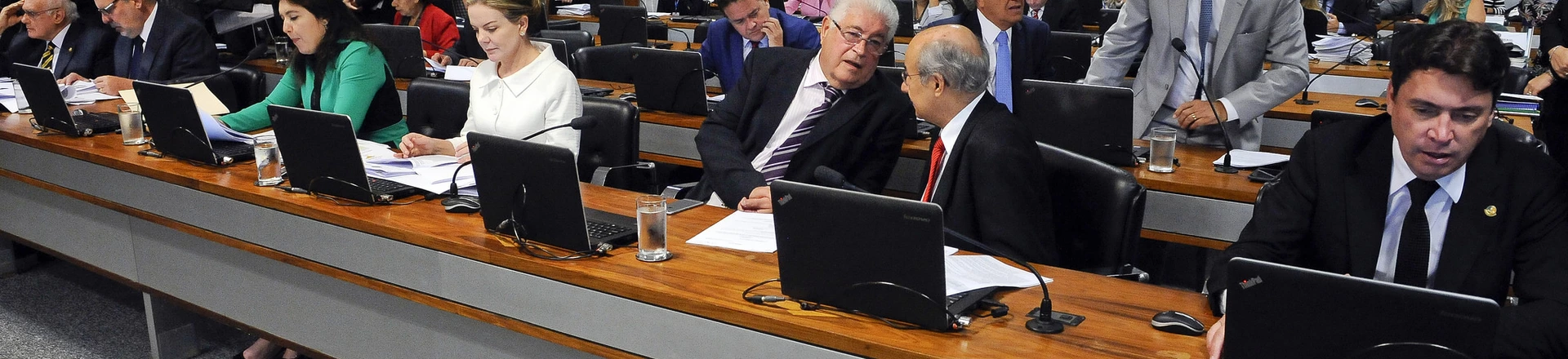 Com 10 senadores investigados na Lava Jato, comissão analisa projeto que pune abuso de autoridade Com 10 senadores investigados na Lava Jato, comissão analisa projeto que pune abuso de autoridade