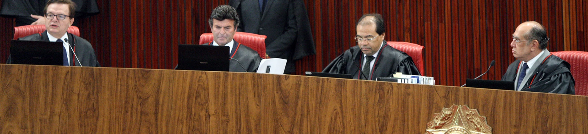 Os ministros estão nus: surdez seletiva escancara farsa pública do TSE Os ministros estão nus: surdez seletiva escancara farsa pública do TSE