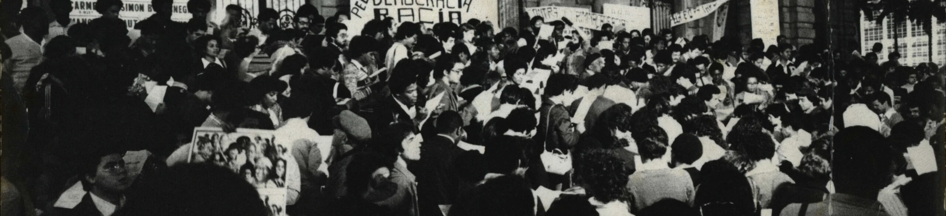 SÃO PAULO, SP, BRASIL, 07-07-1978: Manifestantes em sua maioria negros, durante passeata por igualdade racial, na Praça Ramos de Azevedo, em frente ao Teatro Municipal, em São Paulo (SP). Lendo em coro uníssono uma "carta aberta à população", de protesto contra o racismo no Brasil. Cinco mil cópias da carta foram distribuídas. A concentração nasceu do trabalho de sete entidades negras, que formaram o "Movimento Unificado Contra a Discriminação". Alguns trechos da carta, lida em voz alta: "Hoje é um dia histórico. Um novo dia começa a surgir para o negro. Um novo passo foi dado na luta contra o racismo". Não faltaram os gestos de braço erguido e punho fechado - a marca do movimento "Black Power" nos EUA. (Foto: Folhapress) SÃO PAULO, SP, BRASIL, 07-07-1978: Manifestantes em sua maioria negros, durante passeata por igualdade racial, na Praça Ramos de Azevedo, em frente ao Teatro Municipal, em São Paulo (SP). Lendo em coro uníssono uma "carta aberta à população", de protesto contra o racismo no Brasil. Cinco mil cópias da carta foram distribuídas. A concentração nasceu do trabalho de sete entidades negras, que formaram o "Movimento Unificado Contra a Discriminação". Alguns trechos da carta, lida em voz alta: "Hoje é um dia histórico. Um novo dia começa a surgir para o negro. Um novo passo foi dado na luta contra o racismo". Não faltaram os gestos de braço erguido e punho fechado - a marca do movimento "Black Power" nos EUA. (Foto: Folhapress)