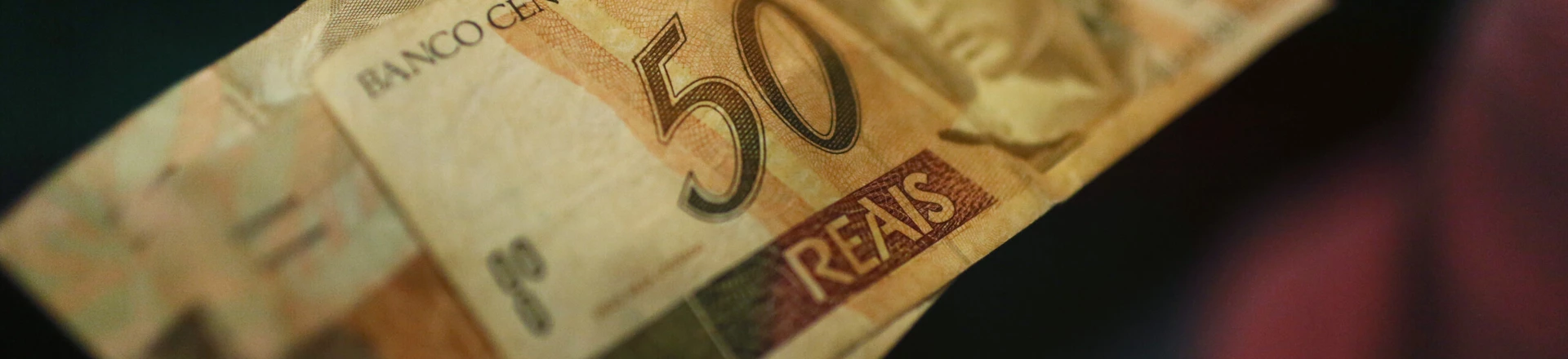 RIO DE JANEIRO, BRAZIL - MARCH 26: A money changer poses holding reais, the Brazilian currency, in the Centro neighborhood on March 26, 2015 in Rio de Janeiro, Brazil. Brazil will release its 2014 gross domestic product numbers tomorrow and most economists are expecting a contraction in the once soaring economy. Economists are also predicting a contraction for 2015, which would be the first back-to-back economic contractions in the country since the Great Depression. (Photo by Mario Tama/Getty Images)