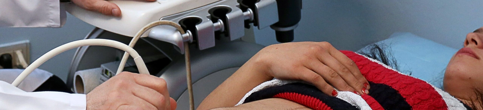 Foto de gestante passando por ultrassom. Foto de gestante passando por ultrassom.