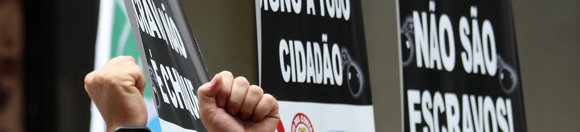 SÃO PAULO, SP, 12.03.2014: ATO/TRABALHO ESCRAVO/SP - O Sindicato dos Comerciários de SP realiza ato em frente à loja da Schutz contra o trabalho escravo na rua Oscar Freire (Jardins). Segundo a fiscalização do Ministerio do Trabalho, 17 trabalhadores peruanos foram encontrados em situação análoga a de escravidão em uma confecção no Cangaíba, na zona leste, na semana passada. (Foto: Luiz Carlos Murauskas/Folhapress) SÃO PAULO, SP, 12.03.2014: ATO/TRABALHO ESCRAVO/SP - O Sindicato dos Comerciários de SP realiza ato em frente à loja da Schutz contra o trabalho escravo na rua Oscar Freire (Jardins). Segundo a fiscalização do Ministerio do Trabalho, 17 trabalhadores peruanos foram encontrados em situação análoga a de escravidão em uma confecção no Cangaíba, na zona leste, na semana passada. (Foto: Luiz Carlos Murauskas/Folhapress)