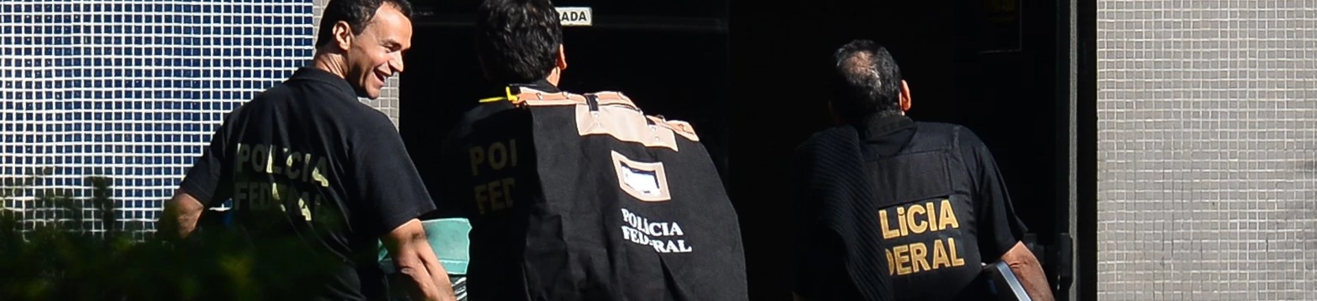 Brazilian Federal Police personnel raid the residence former Planning Minister Paulo Bernard in Brasilia, on June 23, 2016. 
Bernardo, Minister of Planning during the government of President Lula Da Silva was arrested on the sidelines of the "Lava Jato" anti-corruption operation and police also raided the PT headquarters in Sao Paulo.  / AFP / ANDRESSA ANHOLETE        (Photo credit should read ANDRESSA ANHOLETE/AFP/Getty Images) Brazilian Federal Police personnel raid the residence former Planning Minister Paulo Bernard in Brasilia, on June 23, 2016. 
Bernardo, Minister of Planning during the government of President Lula Da Silva was arrested on the sidelines of the "Lava Jato" anti-corruption operation and police also raided the PT headquarters in Sao Paulo.  / AFP / ANDRESSA ANHOLETE        (Photo credit should read ANDRESSA ANHOLETE/AFP/Getty Images)