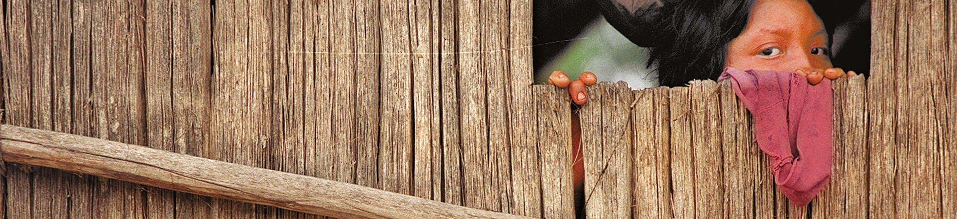 Expedição da Funai: índia djapá observa da janela de sua maloca homens brancos chegando na sua aldeia, no Vale do Javari, no Amazonas. (Vale do Javari, Amazonas, 09.05.2001 - Foto de Flávio Florido/Folhapress/Negativo 05635.01)