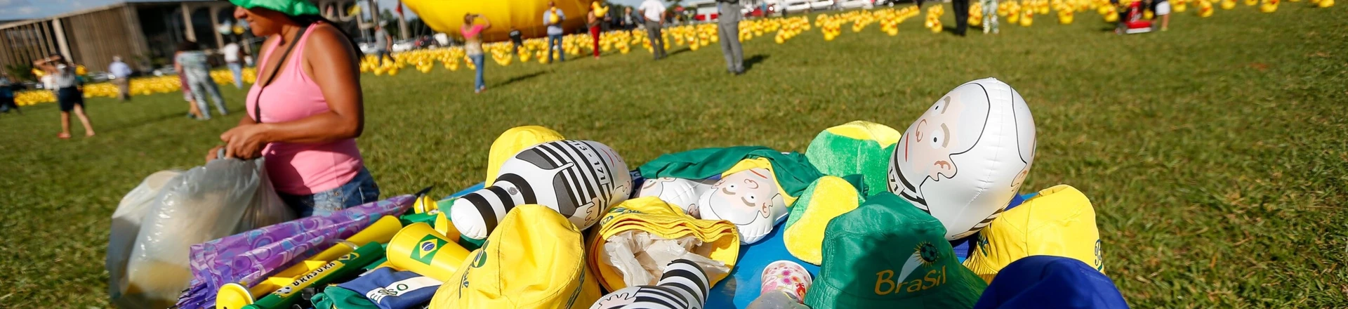 BRASÍLIA, DF, 29.03.2016: PROTESTOS-DILMA - A Fiesp (Federação das Indústrias de São Paulo) colocou nesta terça-feira (29) 5 mil patos infláveis, além de um pato gigante, em frente ao Congresso Nacional, em Brasília (SP). O animal faz referência à campanha "Não vou pagar o pato", que contesta a carga tributária. O ato também pede o impeachment da presidente Dilma Rousseff. (Foto: Pedro Ladeira/Folhapress) BRASÍLIA, DF, 29.03.2016: PROTESTOS-DILMA - A Fiesp (Federação das Indústrias de São Paulo) colocou nesta terça-feira (29) 5 mil patos infláveis, além de um pato gigante, em frente ao Congresso Nacional, em Brasília (SP). O animal faz referência à campanha "Não vou pagar o pato", que contesta a carga tributária. O ato também pede o impeachment da presidente Dilma Rousseff. (Foto: Pedro Ladeira/Folhapress)