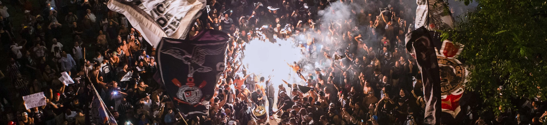 SÃO PAULO, SP, 15.04.2016: FUTEBOL-VIOLÊNCIA - Integrantes da torcida Gaviões da Fiel, maior torcida organizada do Corinthians, realiza uma manifestação no vale do Anhangabaú, no centro São Paulo, nesta sexta-feira (15). (Foto: Adriano Vizoni/Folhapress) SÃO PAULO, SP, 15.04.2016: FUTEBOL-VIOLÊNCIA - Integrantes da torcida Gaviões da Fiel, maior torcida organizada do Corinthians, realiza uma manifestação no vale do Anhangabaú, no centro São Paulo, nesta sexta-feira (15). (Foto: Adriano Vizoni/Folhapress)