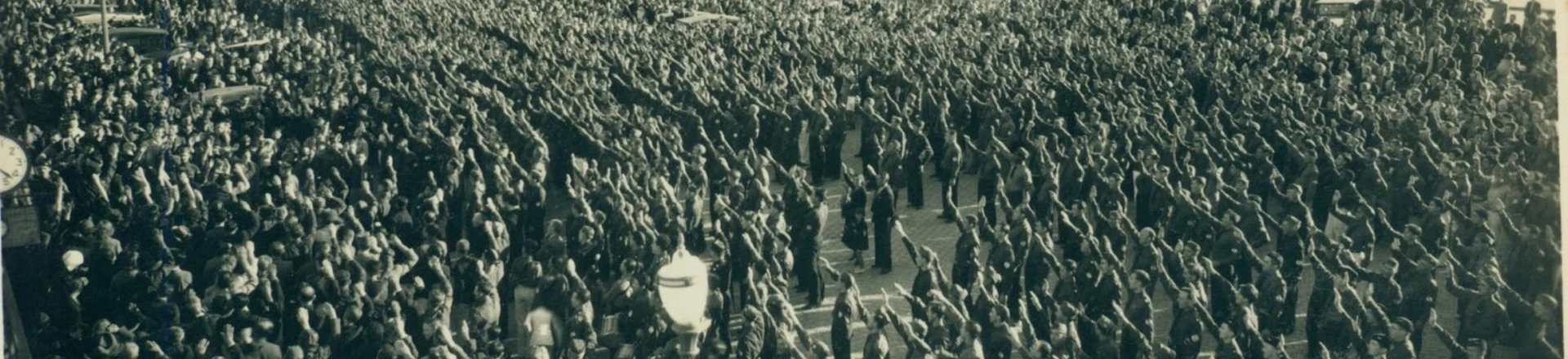 Concentração integralista em Blumenau. Santa Catarina, durante as comemorações do dia da bandeira em 1937. Concentração integralista em Blumenau. Santa Catarina, durante as comemorações do dia da bandeira em 1937.