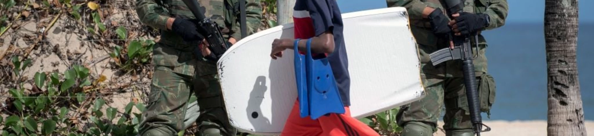 TOPSHOT - Brazilian Army members stand guard in Ipanema beach on July, 29, 2017, following the government decision to deploy some 8,500 soldiers to Rio de Janeiro state to fight organized crime and a spike in street violence.  / AFP PHOTO / Mauro PIMENTEL        (Photo credit should read MAURO PIMENTEL/AFP/Getty Images) TOPSHOT - Brazilian Army members stand guard in Ipanema beach on July, 29, 2017, following the government decision to deploy some 8,500 soldiers to Rio de Janeiro state to fight organized crime and a spike in street violence.  / AFP PHOTO / Mauro PIMENTEL        (Photo credit should read MAURO PIMENTEL/AFP/Getty Images)