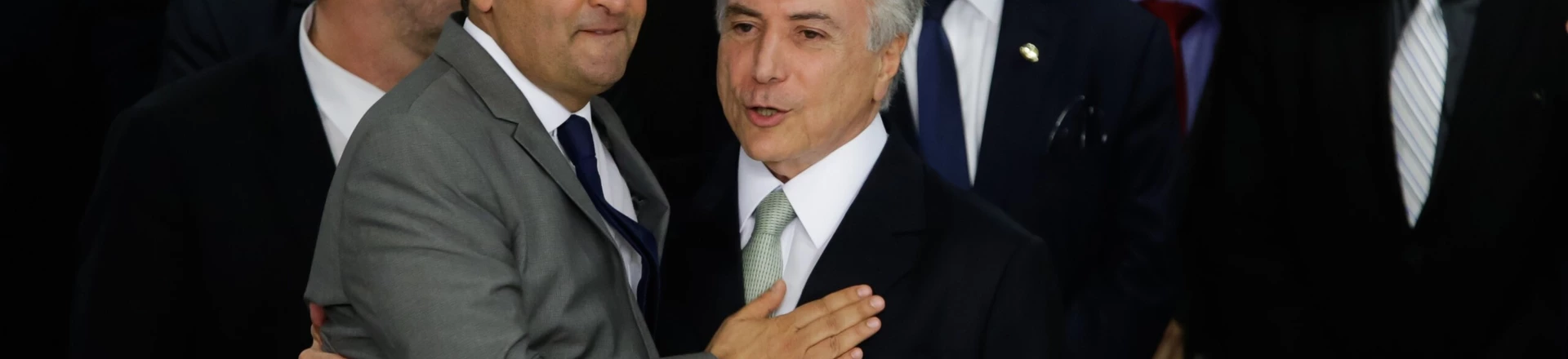 BRASÍLIA, DF, 12.05.2016: O novo presidente Michel Temer toma posse e é cumprimentado pelo Senador Aécio Neves em Brasília (DF) (Foto: Alice Vergueiro/Folhapress) BRASÍLIA, DF, 12.05.2016: O novo presidente Michel Temer toma posse e é cumprimentado pelo Senador Aécio Neves em Brasília (DF) (Foto: Alice Vergueiro/Folhapress)