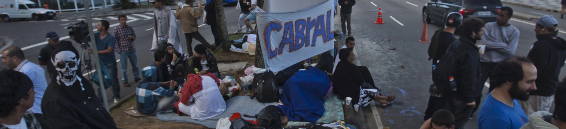 RIO DE JANEIRO, RJ, BRASIL, 29-07-2013: Manifestantes acampam em frente ao prédio done mora o goverandor do Rio de Janeiro, Sérgio Cabral, no bairro do Leblon no Rio de Janeiro (RJ). (Foto: Bruno Poppe/Frame/Folhapress) RIO DE JANEIRO, RJ, BRASIL, 29-07-2013: Manifestantes acampam em frente ao prédio done mora o goverandor do Rio de Janeiro, Sérgio Cabral, no bairro do Leblon no Rio de Janeiro (RJ). (Foto: Bruno Poppe/Frame/Folhapress)