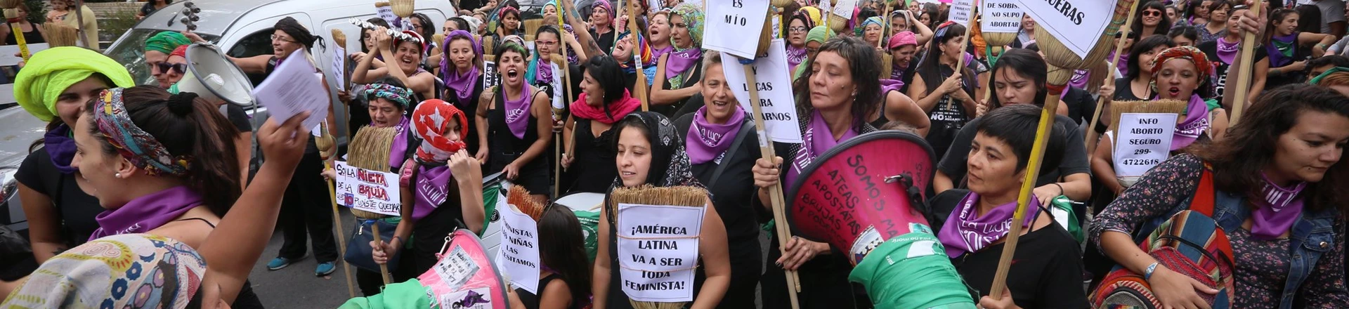 Foto em destaque: protesto organizado pelas socorristas em prol da legalização do aborto na Argentina.