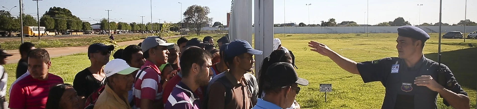 O governo tem uma solução para reduzir a fila de pedidos de refúgio: retirar direitos dos refugiados